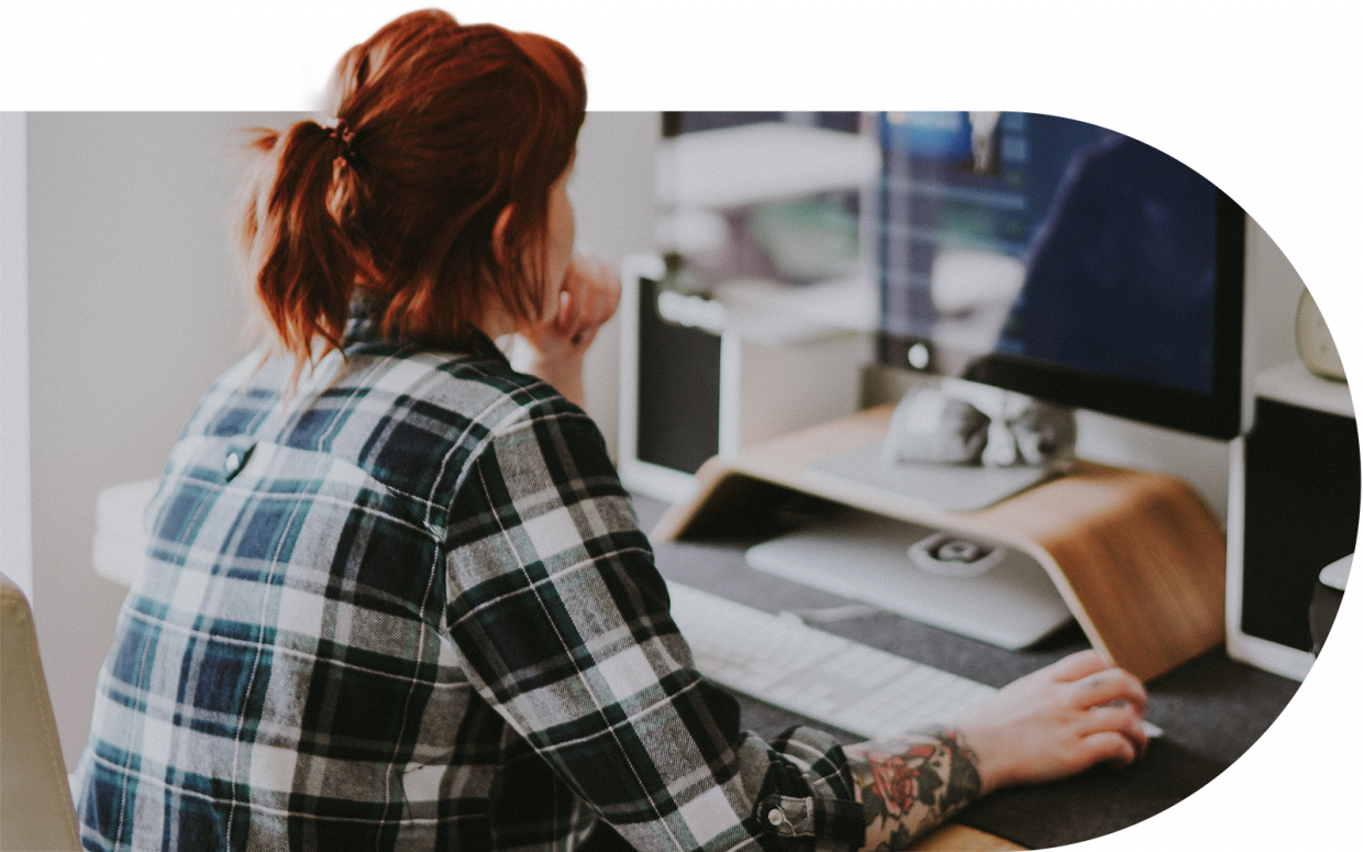 Mitarbeiterin Webdesign Bonn am Schreibtisch